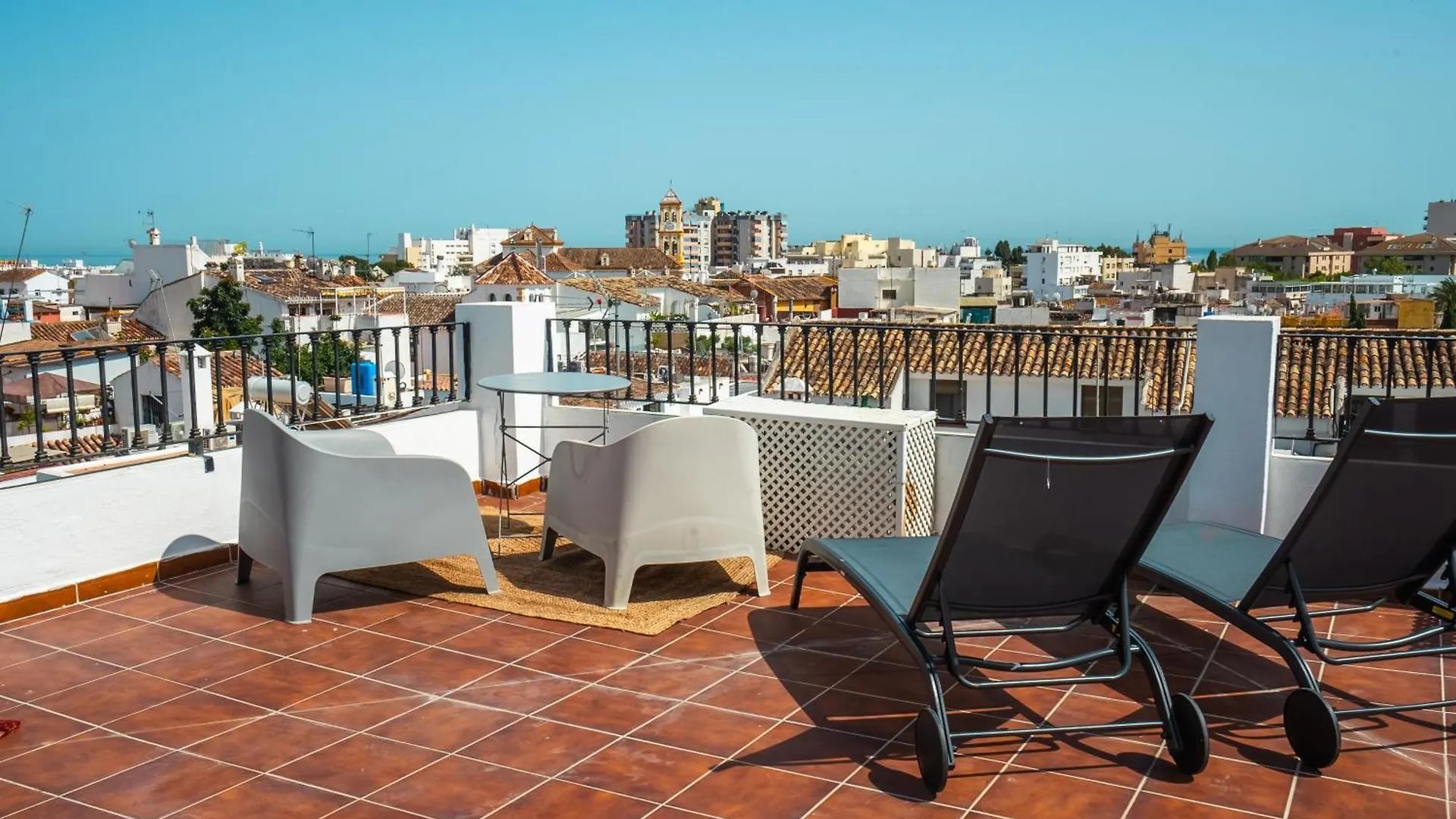 Marbella Village kontakter